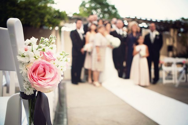 украшение стула цветами