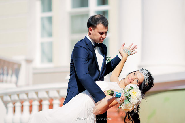 гламурная бирюзовая свадьба, жених и невеста