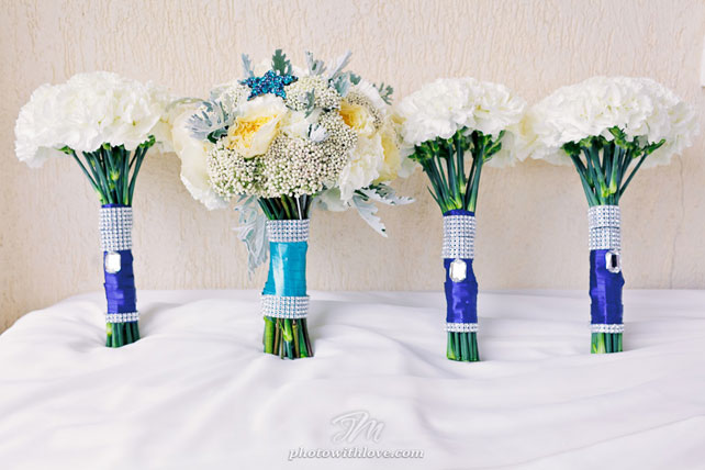 гламурная бирюзовая свадьба, букет невесты и букеты подружек