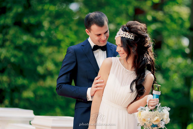 гламурная бирюзовая свадьба, жених и невеста