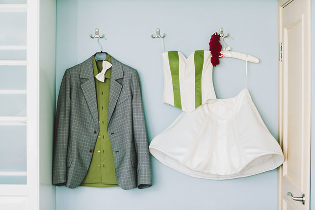 Веселая зеленая свадьба Вани и Жени, костюм жениха, наряд невесты