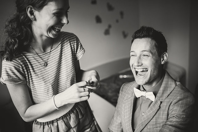 Веселая зеленая свадьба Вани и Жени, жених дурачится