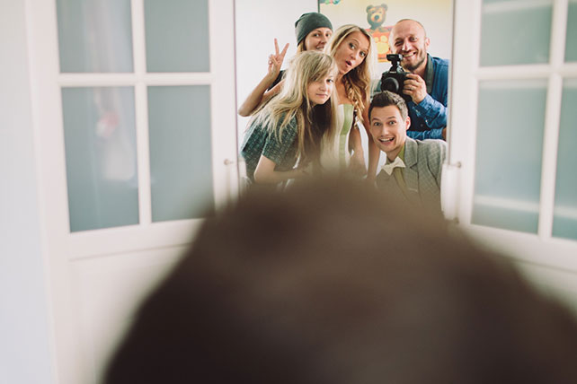 Веселая зеленая свадьба Вани и Жени, жених и невеста со свадебными специалистами и фотографом