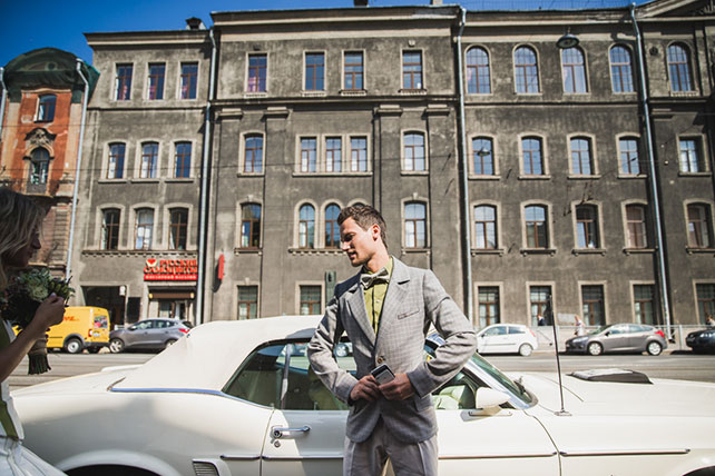 Веселая зеленая свадьба Вани и Жени, жених около машины