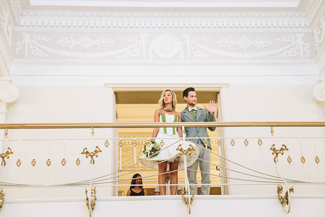 Веселая зеленая свадьба Вани и Жени, церемония бракосочетания в загсе