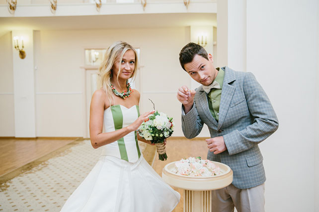 Веселая зеленая свадьба Вани и Жени, церемония бракосочетания в загсе