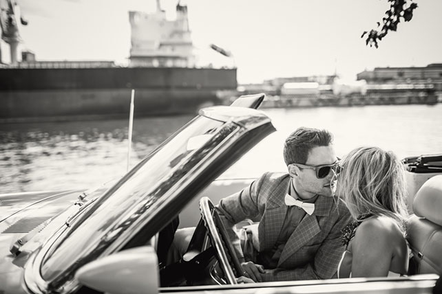 Веселая зеленая свадьба Вани и Жени, фотосессия молодоженов в машине 