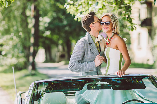 Веселая зеленая свадьба Вани и Жени, фотосессия молодоженов в машине