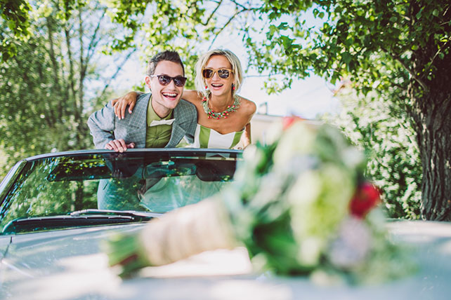 Веселая зеленая свадьба Вани и Жени, фотосессия молодоженов в машине