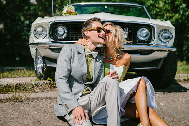 Веселая зеленая свадьба Вани и Жени, фотосессия молодоженов около машины