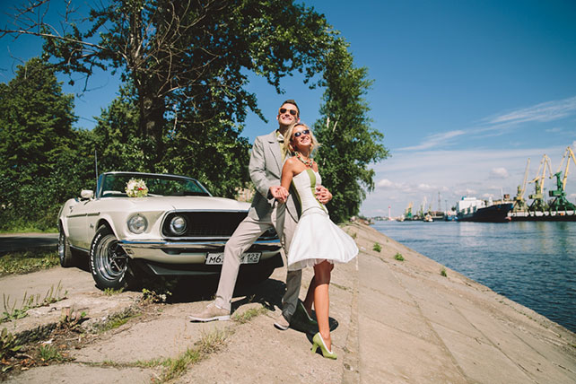 Веселая зеленая свадьба Вани и Жени, фотосессия молодоженов около машины