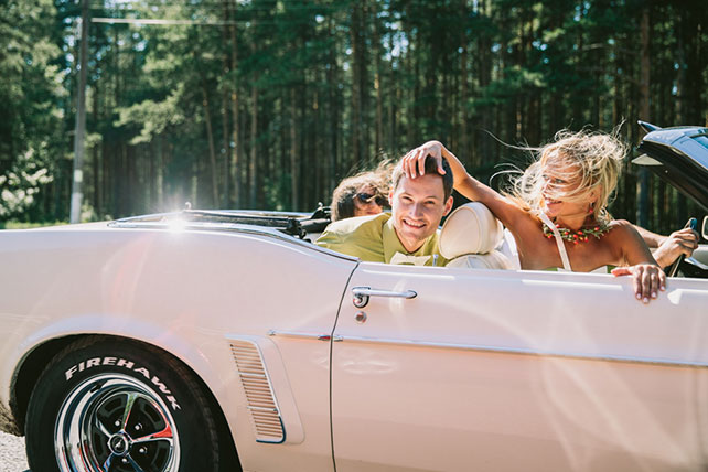 Веселая зеленая свадьба Вани и Жени, фотосессия молодоженов в машине