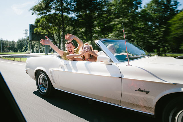 Веселая зеленая свадьба Вани и Жени, фотосессия молодоженов в машине