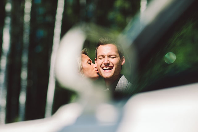 Веселая зеленая свадьба Вани и Жени, фотосессия молодоженов у машины