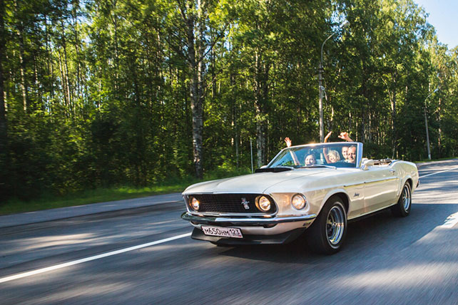 Веселая зеленая свадьба Вани и Жени, фотосессия молодоженов с гостями в машине