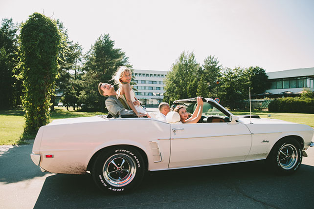 Веселая зеленая свадьба Вани и Жени, фотосессия молодоженов с гостями в машине