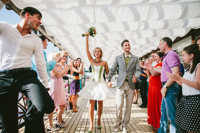 Веселая зеленая свадьба Вани и Жени, гости встречают молодожёнов