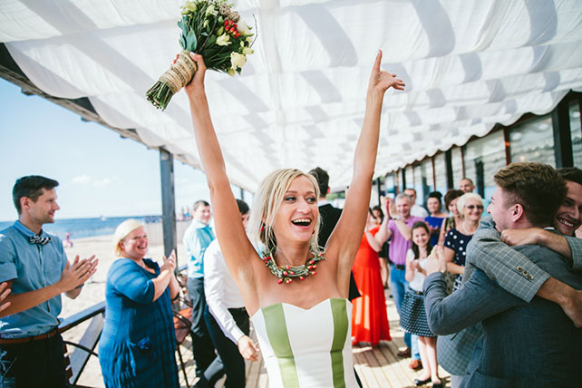 Веселая зеленая свадьба Вани и Жени, гости встречают молодожёнов