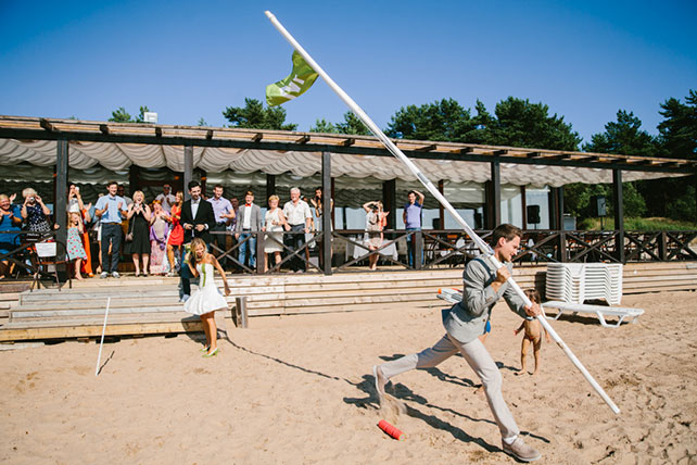 Веселая зеленая свадьба Вани и Жени, жених устанавливает флаг семьи