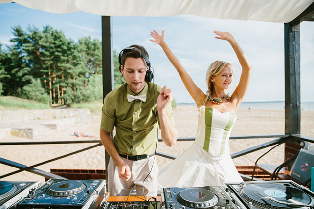 Веселая зеленая свадьба Вани и Жени, жених за диджейским пультом