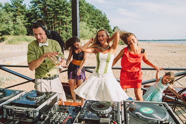 Веселая зеленая свадьба Вани и Жени, жених за диджейским пультом