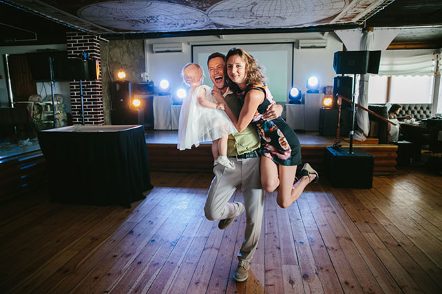 Веселая зеленая свадьба Вани и Жени, жених с гостями