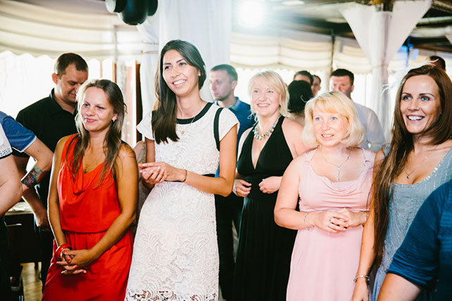 Веселая зеленая свадьба Вани и Жени, гости на свадьбе