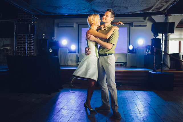 Веселая зеленая свадьба Вани и Жени, жених и невеста