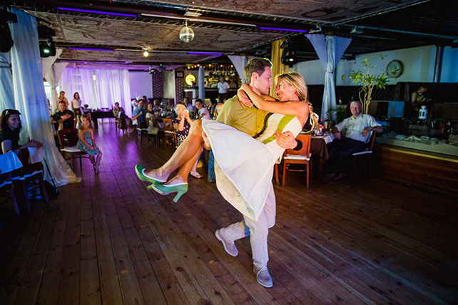 Веселая зеленая свадьба Вани и Жени, жених несет невесту на руках