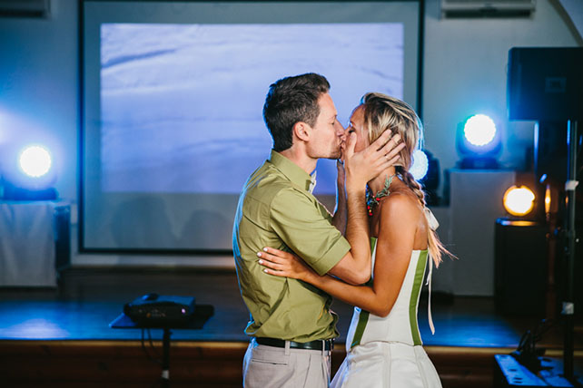 Веселая зеленая свадьба Вани и Жени, поцелуй молодожёнов