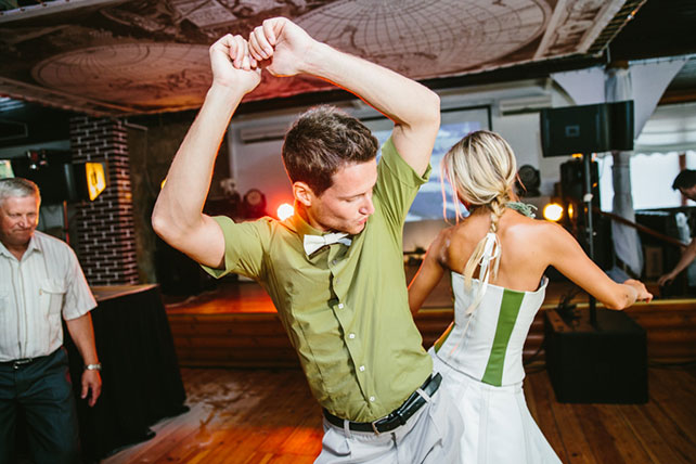 Веселая зеленая свадьба Вани и Жени, танец жениха и невесты