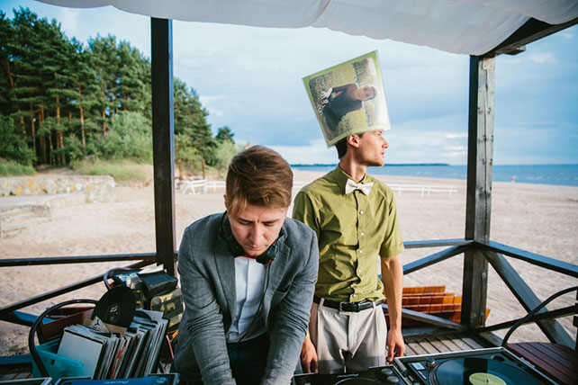 Веселая зеленая свадьба Вани и Жени, жених дурачится на свадьбе