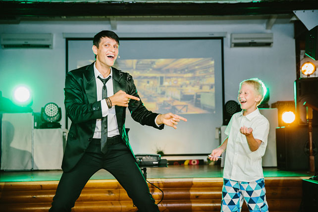 Веселая зеленая свадьба Вани и Жени, шоу на свадьбе, иллюзионист