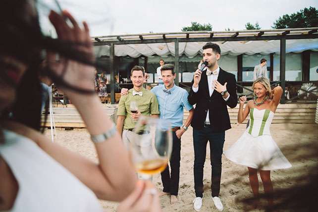 Веселая зеленая свадьба Вани и Жени, жених и невеста с гостями