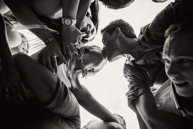 Веселая зеленая свадьба Вани и Жени, поцелуй жениха и невесты