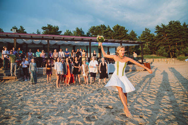 Веселая зеленая свадьба Вани и Жени, невеста бросает букет подружкам