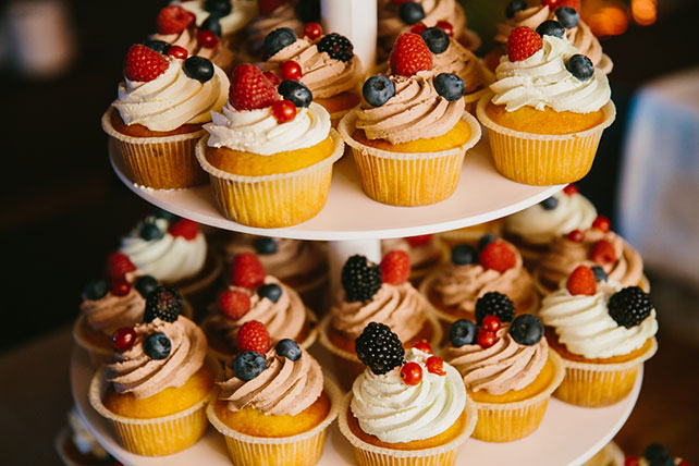 Веселая зеленая свадьба Вани и Жени, свадебный торт из капкейков