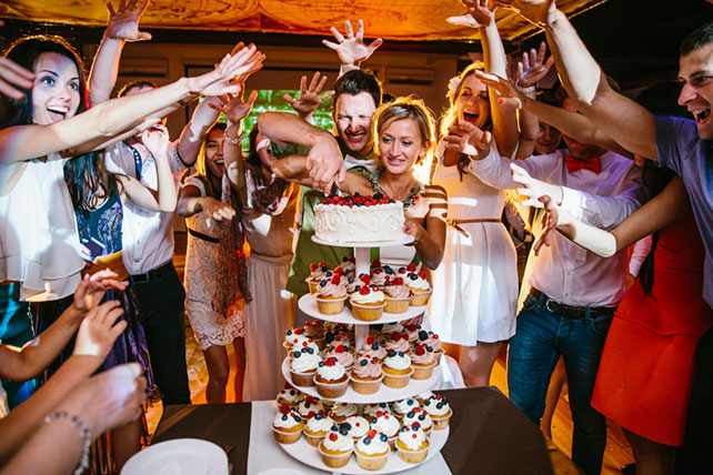 Веселая зеленая свадьба Вани и Жени, молодожены разрезают свадебный торт