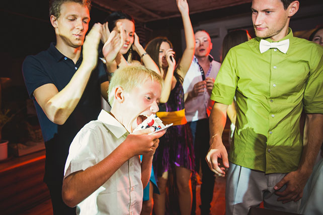 Веселая зеленая свадьба Вани и Жени, молодожены разрезают свадебный торт