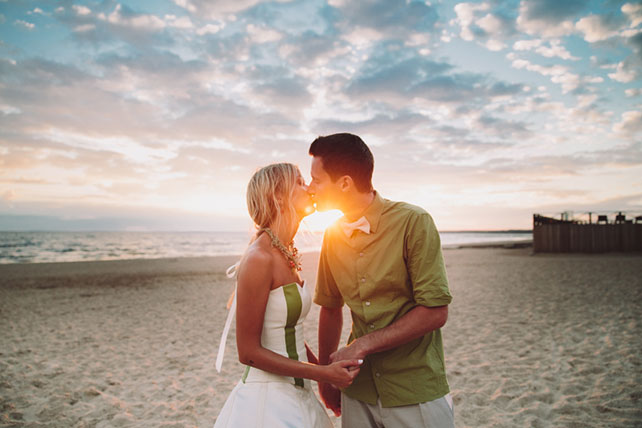 Веселая зеленая свадьба Вани и Жени, поцелуй жениха и невесты на закате