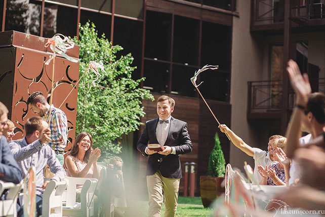 Дружеская и тёплая свадьба Ильи и Насти, жених идёт по проходу