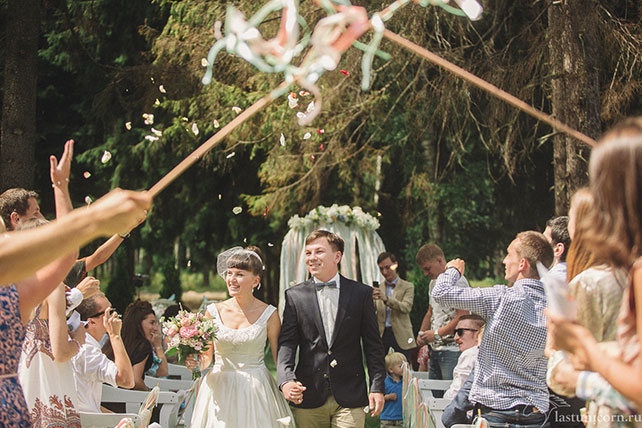Дружеская и тёплая свадьба Ильи и Насти, гости приветствуют молодожёнов ленточками
