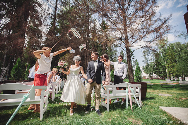 Дружеская и тёплая свадьба Ильи и Насти, гости приветствуют молодожёнов