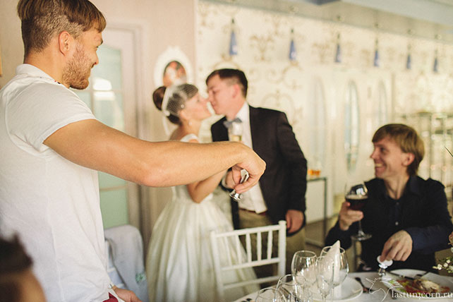 Дружеская и тёплая свадьба Ильи и Насти, поцелуй молодожёнов