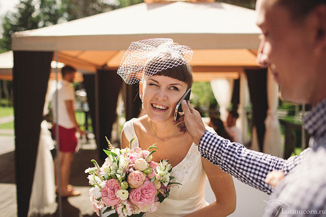 Дружеская и тёплая свадьба Ильи и Насти, невеста разговаривает по телефону