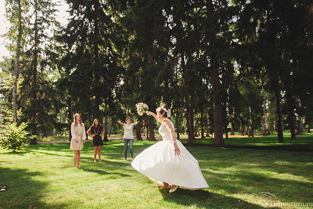 Дружеская и тёплая свадьба Ильи и Насти, невеста бросает букет