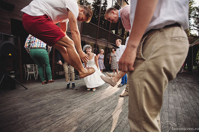 Дружеская и тёплая свадьба Ильи и Насти, гости танцуют на свадьбе