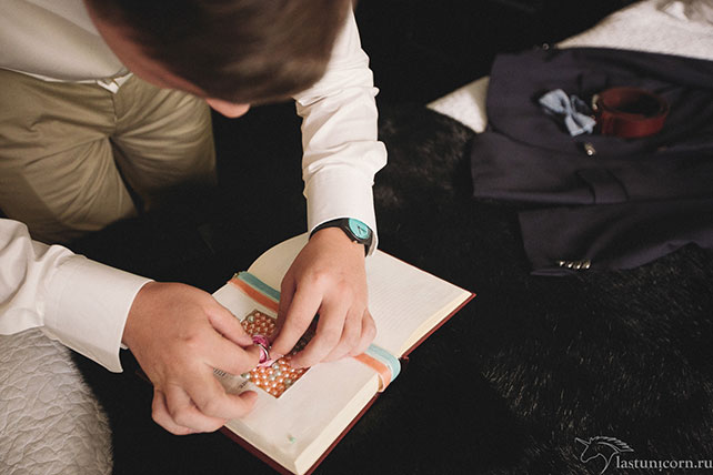 Дружеская и тёплая свадьба Ильи и Насти, обручальные кольца в книге