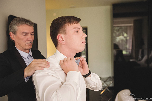 Дружеская и тёплая свадьба Ильи и Насти, отец помогает жениху одеваться