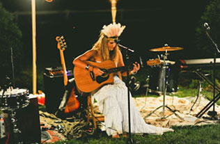 индейская свадьба, невеста играет на гитаре